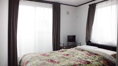 直接バルコニ‐に出ることができる３階の明るい洋室がお２人の寝室