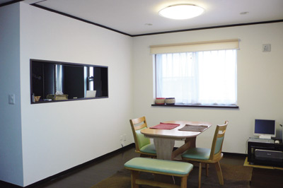 広々としたダイ二ングスペース。コーナーにパソコンスペース
を設けても十分な広さ