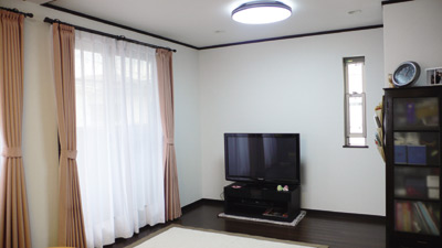 床や家具の色に統一感があり、落ち着いた雰囲気のリビング