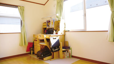 「２階の部屋の明るい日差しが好き」と話してくれた小学生の お子さんの部屋