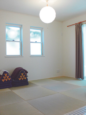 リビング脇の和室の広さは約6畳。ヘリのない正方形の琉球畳が敷かれている