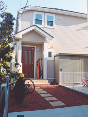 明るいベージュの外壁がスッキリとした印象のOさん宅の外観。2台分の駐車スペースが確保されている