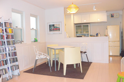 約17畳の広々としたLDK。白を基調とした空間に個性的な家具が置かれ、オシャレな雰囲気