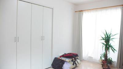 白で統一された明るい洋室。収納力十分の大きなクローゼットが備わっている