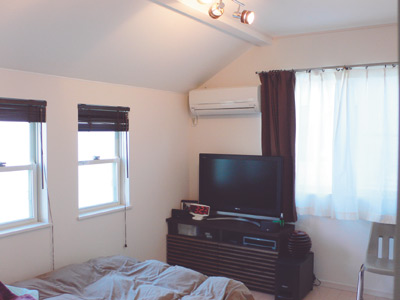 一部が勾配天井になっているご夫婦の寝室は、モダンなインテリアの落ち着いた空間