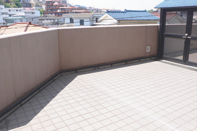 約23?の広々としたテラスは日当たり良好。お友達とバーベキューなどを楽しみたいとのこと