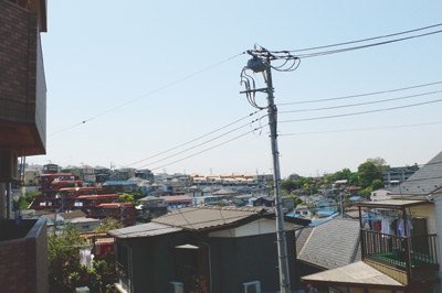 テラスからの眺め。坂道に面しているため道路より高い位置となり、1階とは思えないほど眺望が開けている