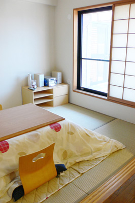 LDKに隣り合う6畳の和室。LDKとの仕切りの戸を開けておけば、１つの広い空間として使用できる