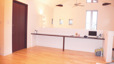 吹き抜けの上の部屋は、現在大きなオープンスペースだが、壁で仕切って２つの部屋に分けることもできるとのこと