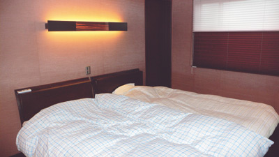 ホテルを思わせるインテリアがオシャレな寝室。奥の扉にはウォークインクローゼット