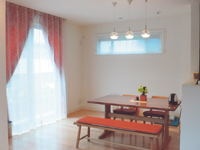 掃き出し窓の傍らのダイ二ングスペースは明るく暖かな印象