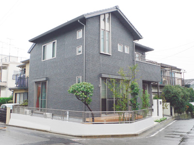 約38坪の土地に余裕を持って建てられた阿部さんのマイホーム。シックなグレーの建物は、モダンだが飽きのこない印象