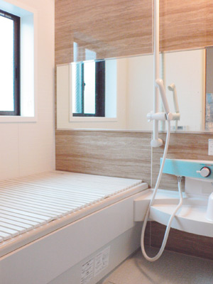 壁の色がシックなバスルーム。東向きに窓があり、湿気がこもらないのがよいとのこと