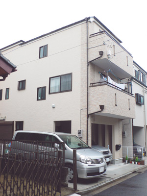 ベージュの外壁がスッキリした印象の荒井さんのマイホームは、１階部分に駐車スペースを備えた3階建て