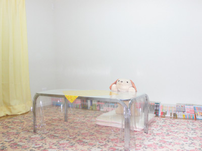 たくさんのマンガが置かれた１階の洋室は、奥さまの趣味の部屋