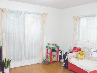 2方向の窓から日射しが入り、明るく風通しも良いリビング