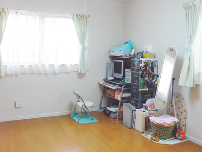 ３階のひと部屋は現在、はお２人がパソコンを使うための部屋になっている