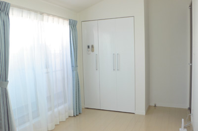 日当たりの良い３階の１室。収納の扉にも白が使われ、部屋全体が明るく感じられる