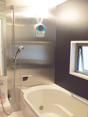 広々としたお風呂は、メタリックな壁面がお洒落