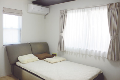 ２面採光で日当たり、風通しも良好な６畳弱の洋室がお２人の寝室