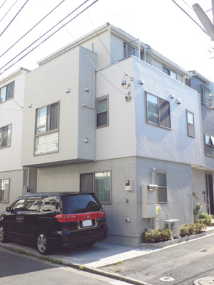 コンクリート打ちっぱなし、タイル貼りなど異なる質感や色を組み合わせたお洒落な外観はデザイナーズ住宅ならでは