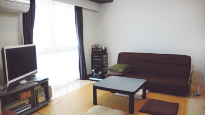 ２階のLDはカーテンやソファーにお２人のセンスが感じられる落ち着いた空間