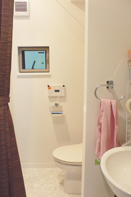 １階の水回りは洗面所とトイレが一体の洒落た造り。あいだを仕切るカーテンはご購入後に付けられたとのこと