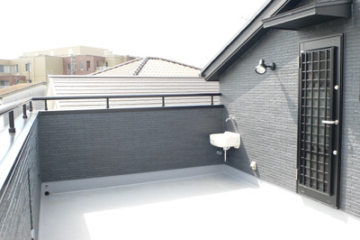 広いルーフバルコニーにはバーベキューなどもしやすいよう、照明と水栓が設置されている