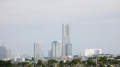 ルーフバルコニーから見えるみなとみらいの景色。「夜景もとてもキレイ」とお２人