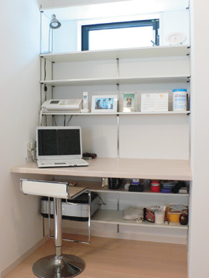 ご主人のご希望で造られた階段脇のワークスペースは電話やパソコンなどがすっきり収まった機能的な空間