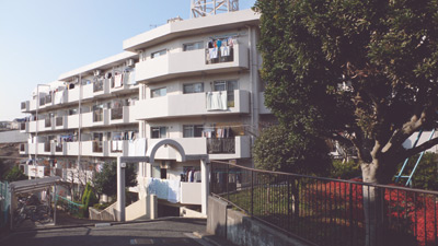 総戸数50戸のマンションが出崎さんのご新居。手入れが行き届いた建物はとてもキレイ