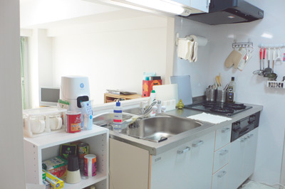 白を基調とした清潔感あるカウンタータイプのキッチンも出崎さんのお気に入り