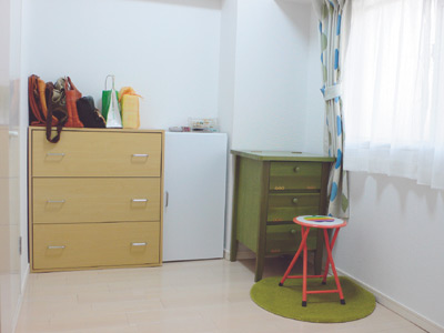 玄関脇の3.4畳の洋室。コンパクトながら収納も多く使い勝手が良いとのこと