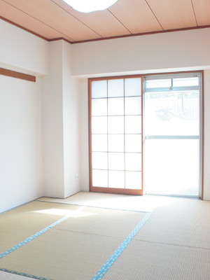 リビングの隣の和室も、たっぷりの日射しでとても明るい