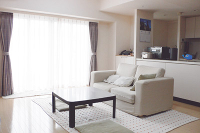 東南向きに大きな窓があるため、光がよく入り一日をとおして明るいリビング