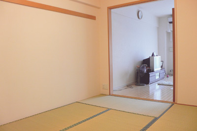 リビングに隣り合う和室。広さが6畳あるためリビングと一続きにすればかなり広々と使うことができる