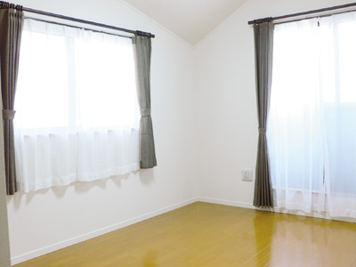 日当たりの良いバルコニーに繋がる大きな窓がある２階の１室