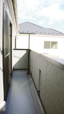 幅の広い南向きのバルコニーは一日をとおして日当たり良好