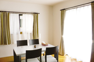 シックなモノトーンのダイニングセットがオシャレなダイニングスペースは２面採光の明るい空間