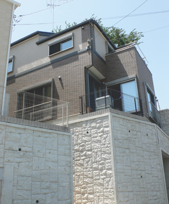 レンガ風のサイディングが個性的な福光さんのお宅。道路より高い位置になるため、覗かれる心配もない