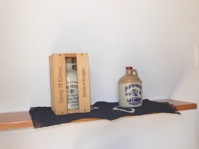 玄関にはさり気なくボトルが飾られオシャレな雰囲気に