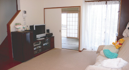 窓が大きく、とても風通しが良いリビング。ご希望どおり2階への階段が室内に設けられている