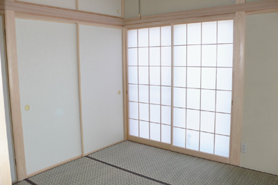 明るく開放感のある1階の和室の広さは4.5畳。引き戸を開け放てばリビングと一続きになる