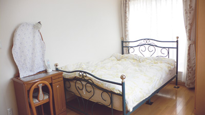 窓が大きく明るい寝室にはお洒落なベッドが