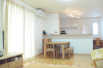 吊り戸棚のない開放的なカウンターキッチンが設けられ、広々と感じられるLDK