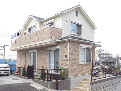 柔らかい色あいのレンガがどこか外国の家を思わせる牛来家の外観