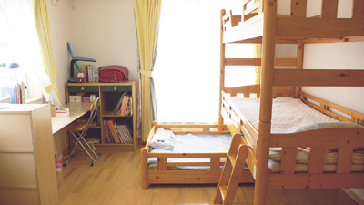 お子さんたちのベッドが部屋の中心を占める２階の子供部屋