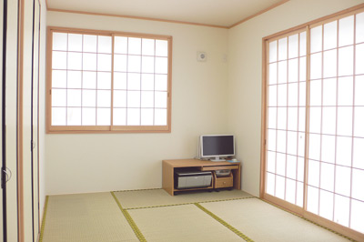 リビングの隣は２面採光の明るい６畳の和室