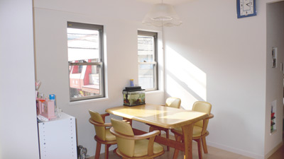 LDKは16.5畳と広く、ダイ二ングには4人用のダイ二ングセットがゆったり収まっている