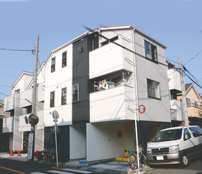 白と黒のモノトーンがオシャレな外観。2方向が道路に面しているので、日当たりも良好